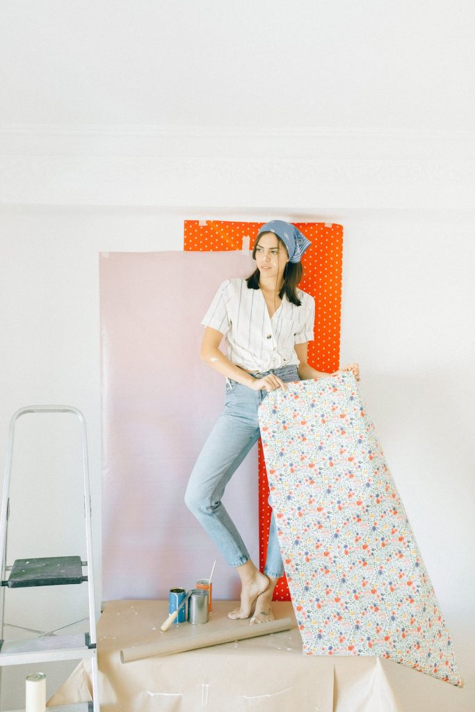 Wanneer je besluit om de muren van je huis op te frissen of een nieuwe sfeer te geven, is behang een uitstekende keuze. Maar met zoveel verschillende behangopties die beschikbaar zijn, kan het overweldigend zijn om de juiste keuze te maken. Gelukkig biedt de wereld van behang een breed scala aan mogelijkheden, variërend van klassieke ontwerpen tot moderne trends, waardoor er voor elke smaak en elke ruimte iets te vinden is. Laten we eens dieper ingaan op de diverse soorten behang die op de markt zijn en ontdekken welke het beste aansluit bij jouw persoonlijke stijl en behoeften. Fotobehang Wil je een echte eyecatcher toevoegen aan je interieur? Dan is fotobehang de perfecte keuze. Met fotobehang kun je een muur transformeren met een adembenemend landschap, een inspirerende afbeelding of zelfs een persoonlijke foto. Of je nu kiest voor een panoramisch uitzicht op de natuur, een stedelijk landschap of een abstract kunstwerk, fotobehang kan een statement maken in elke ruimte. Het biedt een unieke en persoonlijke manier om je interieur te decoreren en kan de sfeer en uitstraling van een kamer volledig veranderen. Papierbehang Papierbehang is een van de oudste en meest traditionele vormen van wandbekleding. Het is gemaakt van papier met een decoratieve laag erop gedrukt. Dit type behang is betaalbaar, gemakkelijk aan te brengen en verkrijgbaar in een breed scala aan ontwerpen, variërend van subtiele strepen tot gedurfde bloemmotieven. Papierbehang is ideaal voor kamers waar geen vocht aanwezig is, zoals slaapkamers of woonkamers. Het kan een ruimte een knusse en huiselijke uitstraling geven en biedt eindeloze mogelijkheden om de look van je interieur te veranderen. Vinylbehang Als je op zoek bent naar een meer duurzame en onderhoudsvriendelijke optie, overweeg dan vinylbehang. Vinylbehang is gemaakt van PVC en heeft een waterbestendige coating, waardoor het ideaal is voor vochtige ruimtes zoals keukens en badkamers. Dit type behang is gemakkelijk schoon te maken met een vochtige doek en biedt een uitstekende duurzaamheid, waardoor het bestand is tegen krassen en vlekken. Vinylbehang is verkrijgbaar in een breed scala aan stijlen en patronen, van moderne geometrische prints tot klassieke strepen, waardoor het een veelzijdige keuze is voor elk interieur. Glasvezelbehang Voor wie op zoek is naar een sterke en duurzame optie, is glasvezelbehang een uitstekende keuze. Dit type behang is gemaakt van geweven glasvezel en biedt een hoge mate van weerstand tegen scheuren en beschadigingen. Glasvezelbehang is ideaal voor ruimtes die veel worden gebruikt, zoals gangen, trappenhuizen en kinderkamers. Het is ook bestand tegen vocht en schimmelgroei, waardoor het geschikt is voor vochtige omgevingen zoals badkamers en kelders. Glasvezelbehang kan worden overschilderd in elke gewenste kleur, waardoor het een veelzijdige en aanpasbare optie is voor elke ruimte. Textielbehang Voor wie op zoek is naar een luxe en stijlvolle optie, is textielbehang een uitstekende keuze. Dit type behang is gemaakt van natuurlijke of synthetische vezels zoals zijde, katoen of jute en biedt een rijke textuur en diepte aan elke muur. Textielbehang is verkrijgbaar in een breed scala aan stijlen en texturen, van zachte en subtiele weefsels tot opvallende en gedurfde patronen. Het kan een gevoel van warmte en elegantie toevoegen aan elke ruimte en is ideaal voor het creëren van een gezellige en uitnodigende sfeer. Kinderbehang Voor de kleintjes zijn er speciale behangopties verkrijgbaar die perfect zijn voor kinderkamers. Van schattige dierenprints tot kleurrijke cartoonfiguren, kinderbehang komt in allerlei leuke ontwerpen die de verbeelding van je kind zullen stimuleren. Kies een behang dat past bij de interesses en persoonlijkheid van je kind voor een ruimte waar ze zich helemaal thuis zullen voelen. Kinderbehang is vaak gemaakt van duurzame materialen en is gemakkelijk schoon te maken, waardoor het een praktische en leuke keuze is voor elke kinderkamer.