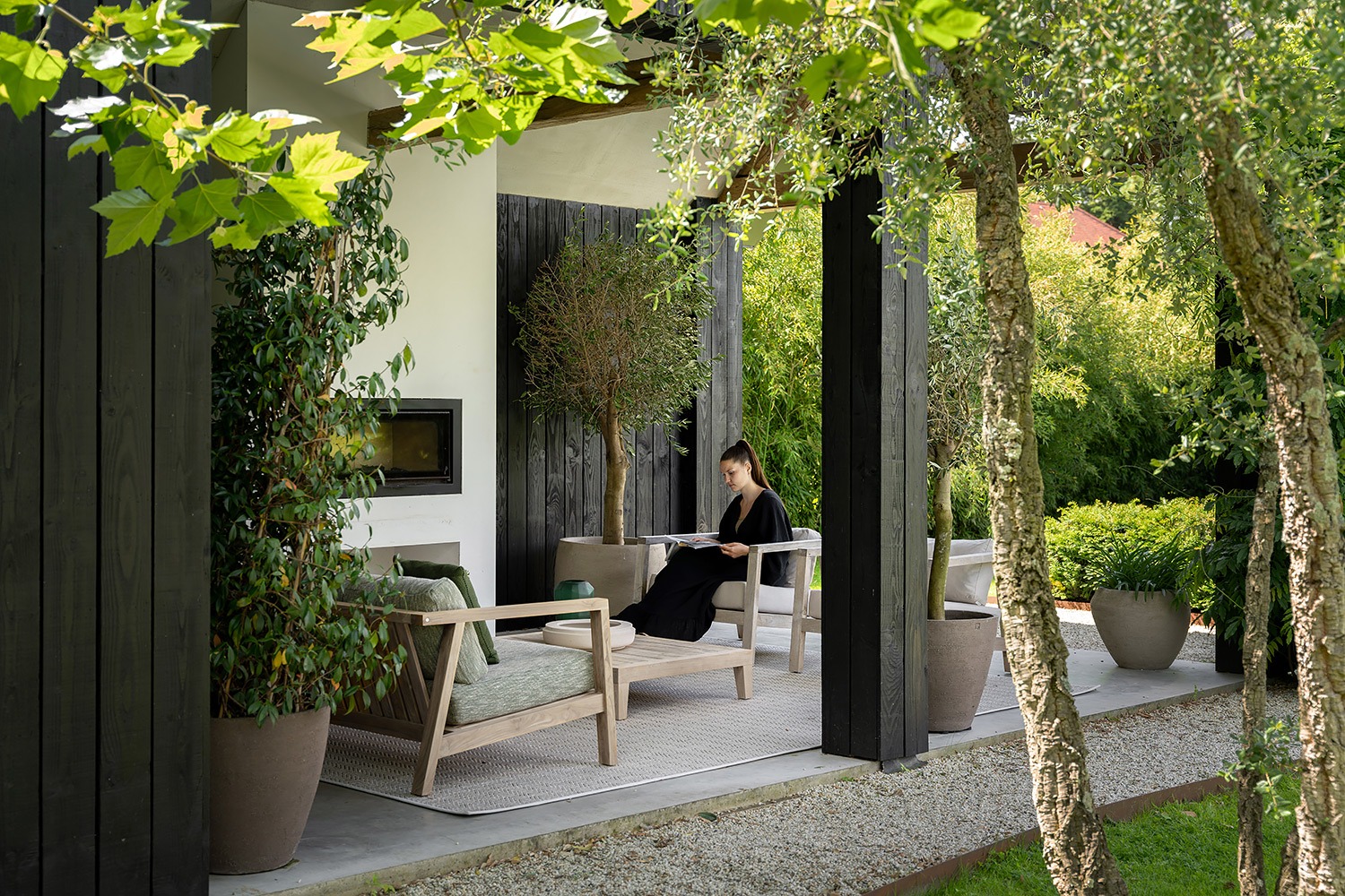 Een groene tuin met sfeer en comfort